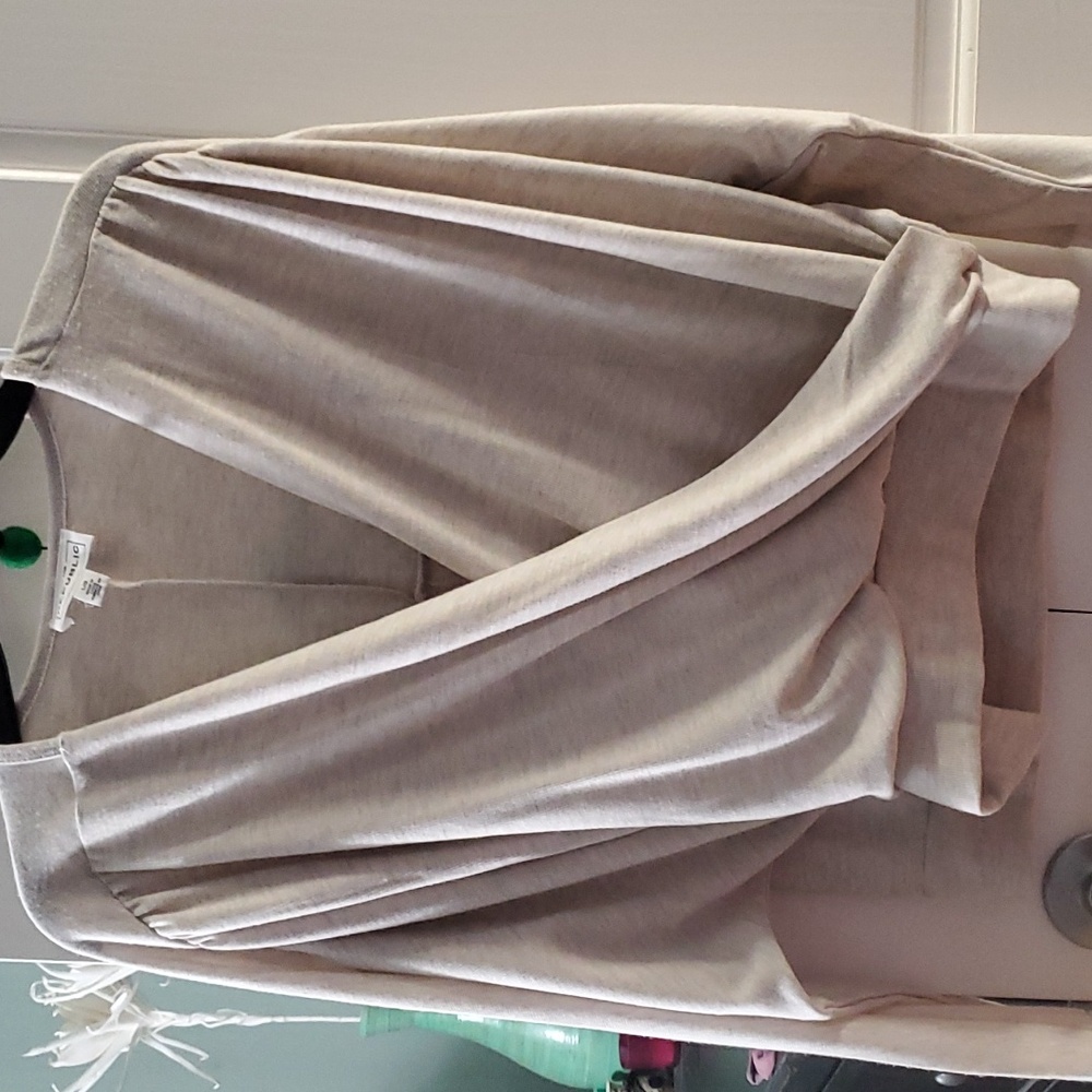 Women's Republic v neck sweater. Creme Size L